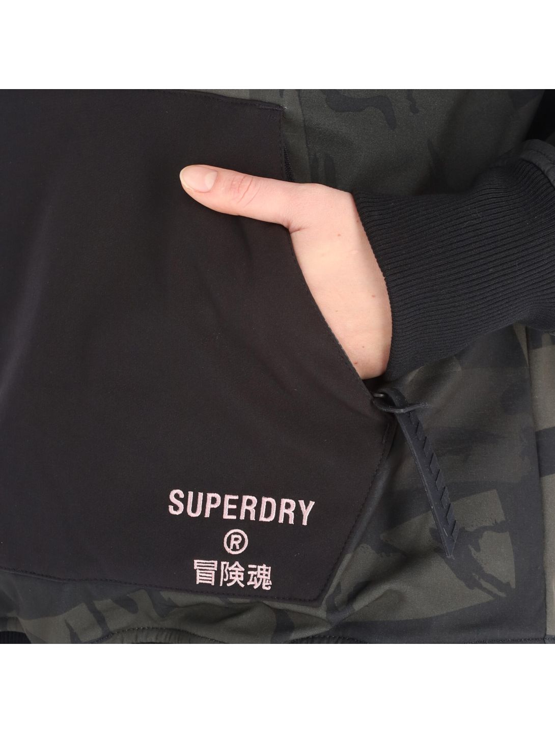 Superdry, Freestyle Tech Overhead anorak mujeres camo verde 